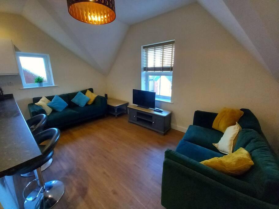 Roomy Penthouse 2 Double Bed Apartment - Spacious - Central Beeston - Free Secure Parking - Nottingham Exterior photo